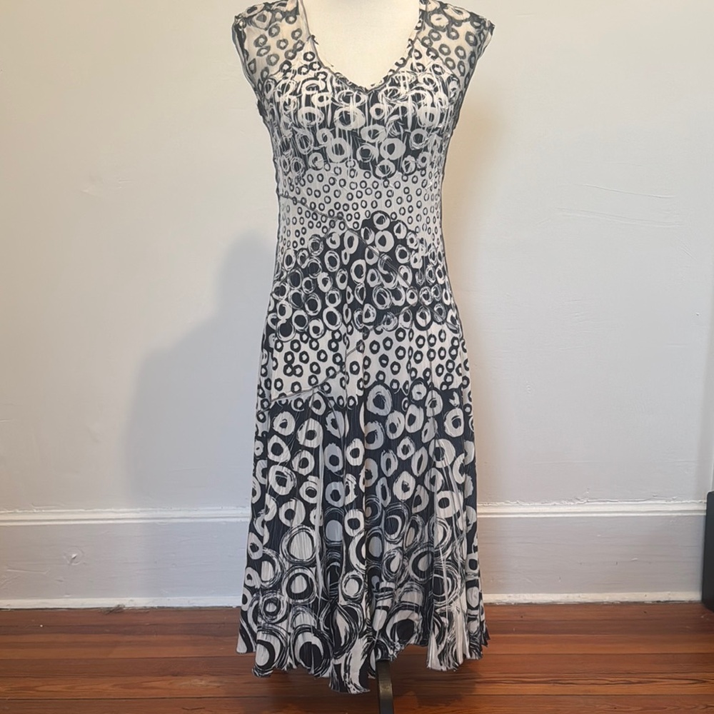 Komarov Black and White Sheath Midi Dress Sleeveless V-Neck